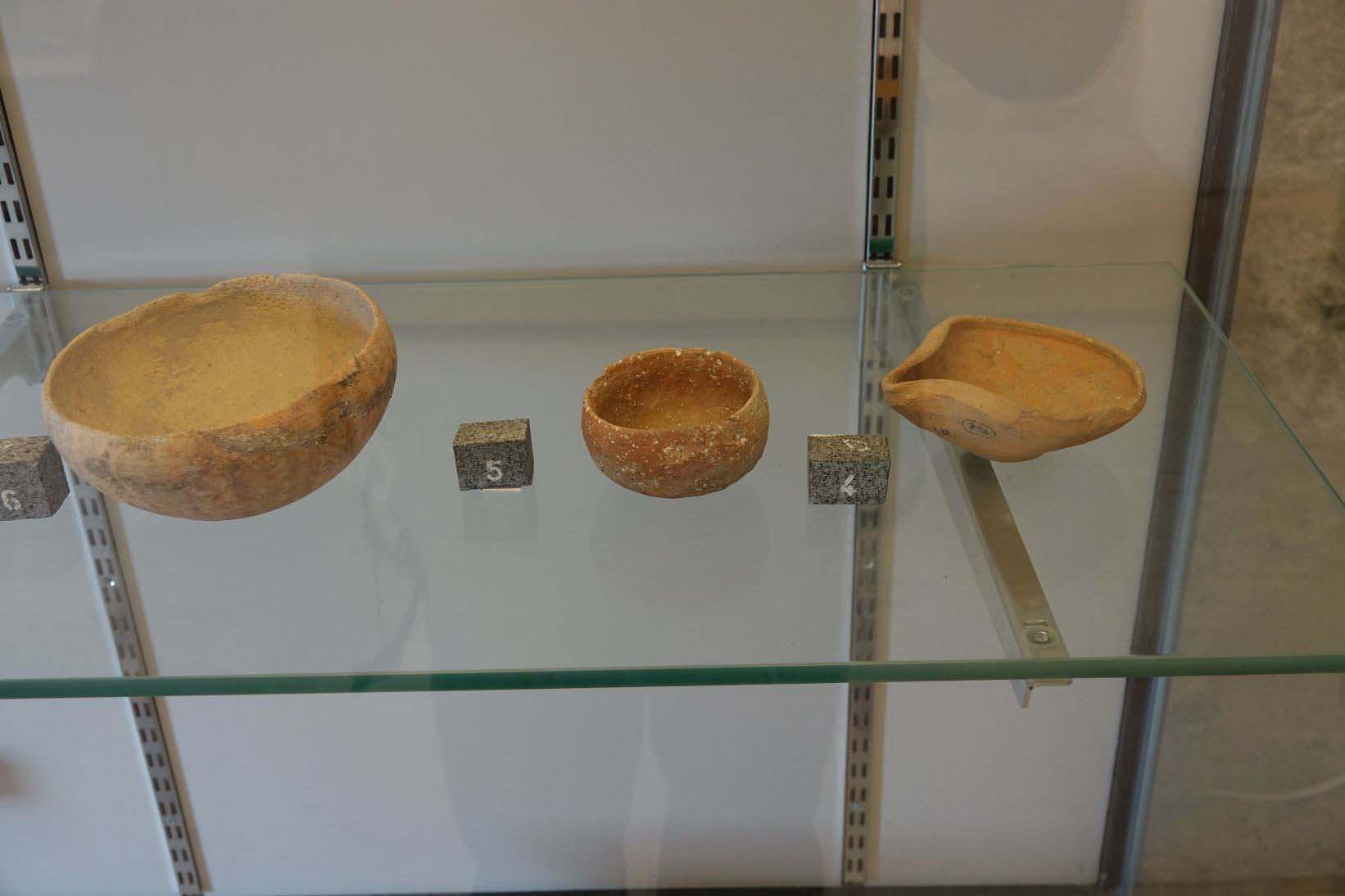 uber 5.000 jahre alte exponate in petra